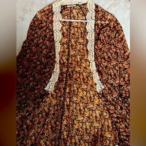 New York and co. Floral print light weight chiffon kimono .